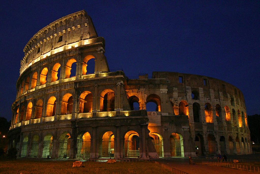 La facciata del Colosseo di notte