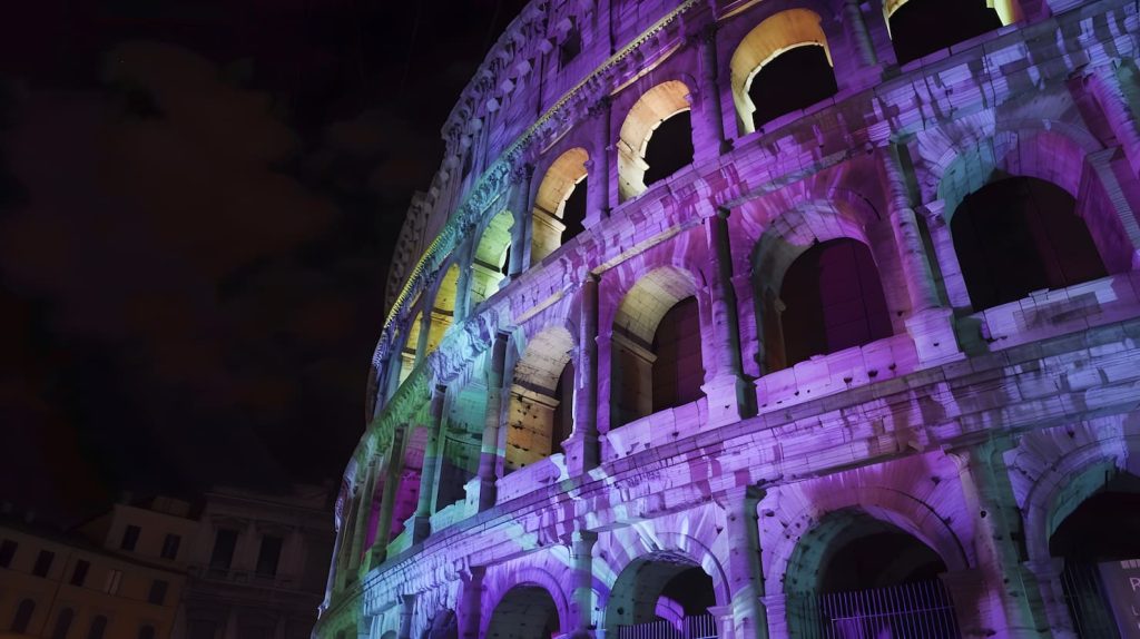 Facciata del Colosseo illuminata